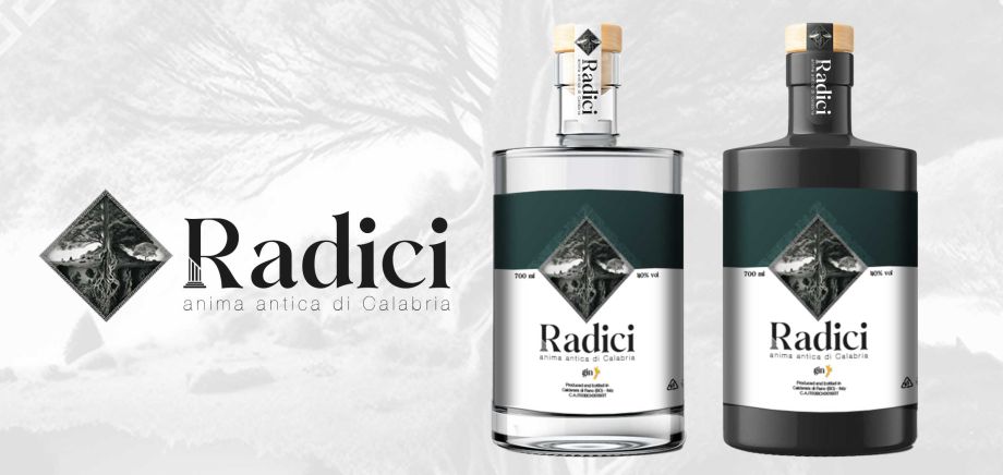 bottiglie di gin radici con etichetta