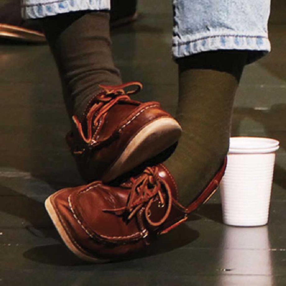 scarpe di attrice sul palcoscenico