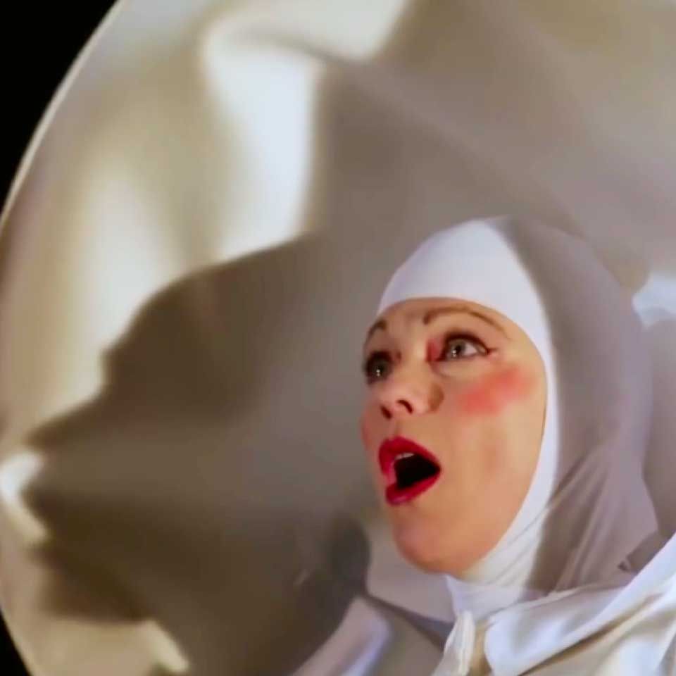 suora durante uno spettacolo al teatro fraschini