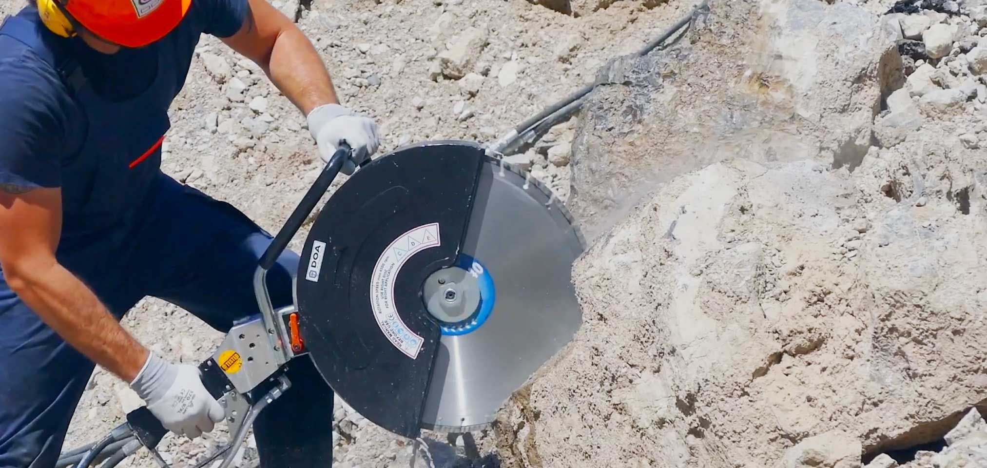 operaio al lavoro con sega a disco Doa